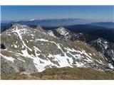 na grebenu Velikega Draškega vrha je še nekaj flik snega