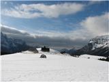 Škrbina nad Tratico (2274m) - Forca de lis Sieris  od zahoda se oblači, je treba damu