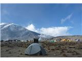 Kilimanjaro, 5895 m V četrtem kampu, na višini 3950 m (pot s prejšnega se dviga in spušča) še zadnjič dobite vodo za umivanje, kajti naprej je ni več.