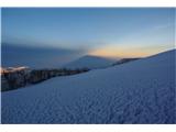 Kilimanjaro, 5895 m Senca Kilimanjara, ki jo meče na afriške planjave, goro Meru ter polna luna v zahajanju, ki nam je svetila celo pot ponoči