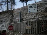 Zaćetek in konec (primerno), kar od šanka, takoj po stopničkah navzgor: Izhodišče tudi za Črno prst, čez cesto pa na Porezen